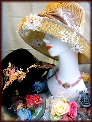 アレンジ装飾を施した帽子とプリザーブドフラワーアレンジメント(オリジナルアクセサリー)
